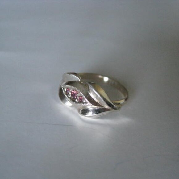 Silver Tone Ring w/ 3 Pink Glass Stones - Picture 5 of 12